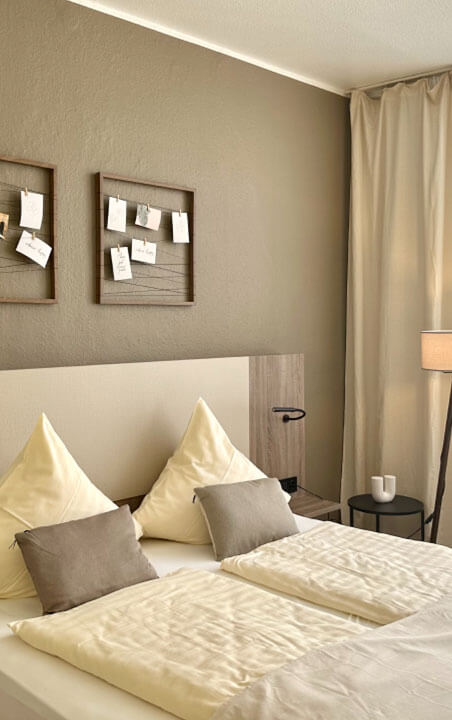 Ferienwohnung Hameln Ein großes Bett mit zwei Bildern an der Wand