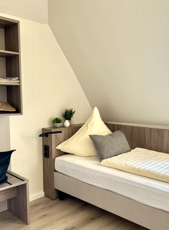 Unterkunft in Hameln Ein kleines Bett steht in der Ecke eines Raumes
